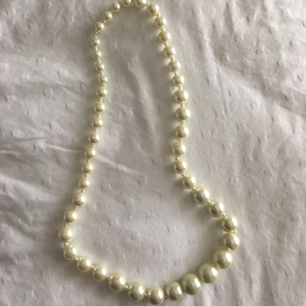 Cream pearl necklace